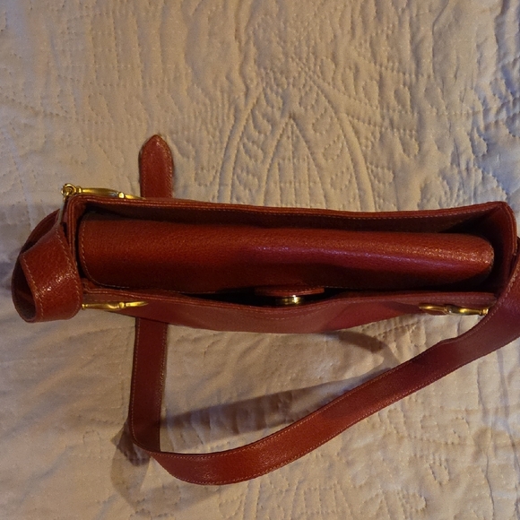 Vintage GUCCI Elegant Red Leather Shoulder Bag - Picture 5 of 8